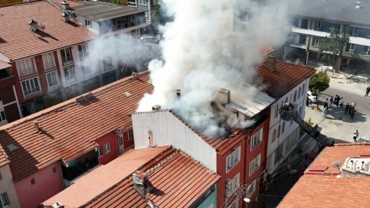 Çatı katında çıkan yangın, diğer binalara sıçramadan söndürüldü