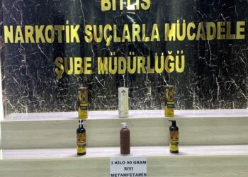 Şampuan şişelerine gizlediği sıvı metamfetaminle yakalanan şüpheli tutuklandı