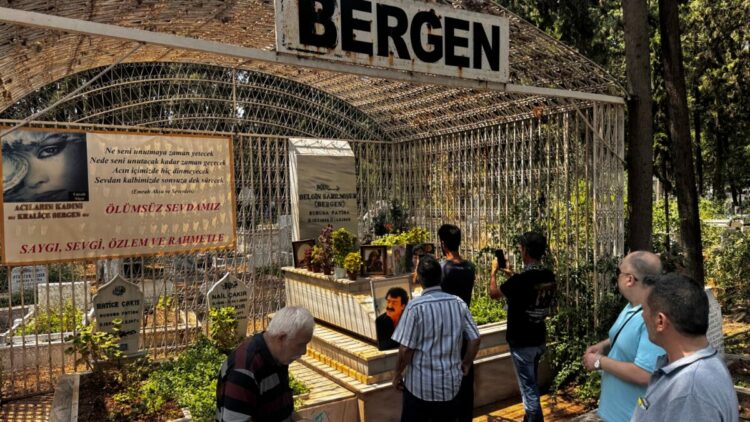 Bergen, ölümünün 37'nci yıl dönümünde Mersin’de mezarı başında anıldı