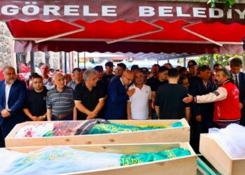 Piknik sırasında derede akıntıya kapılıp ölen anne ve 2 kızı, toprağa verildi