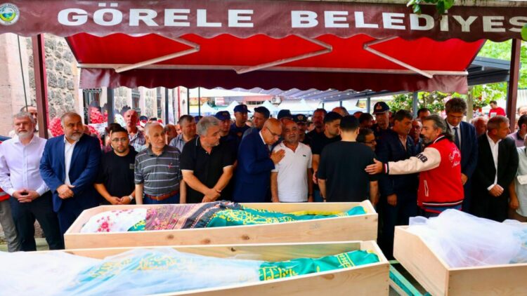 Piknik sırasında derede akıntıya kapılıp ölen anne ve 2 kızı, toprağa verildi