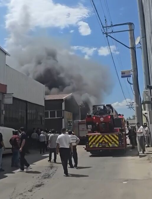 Bursa'da mobilya imalathanesinde yangın