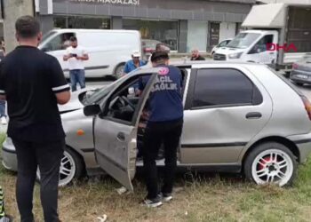 Beton direğe çarpan otomobilin sürücüsü yaralandı