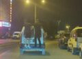 Zeytinburnu'nda 2 kişinin hafif ticari aracın arkasındaki tehlikeli yolculuğu kamerada