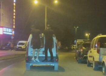 Zeytinburnu'nda 2 kişinin hafif ticari aracın arkasındaki tehlikeli yolculuğu kamerada