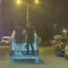 Zeytinburnu'nda 2 kişinin hafif ticari aracın arkasındaki tehlikeli yolculuğu kamerada