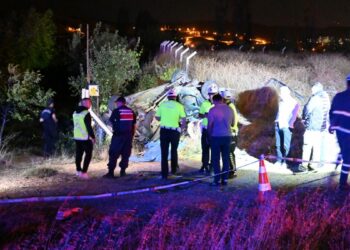 Kırıkkale’de aydınlatma direğine çarpan otomobil takla attı: 1 ölü, 2 yaralı