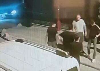 Zeytinburnu'nda sokak ortasında bıçaklı saldırı kamerada