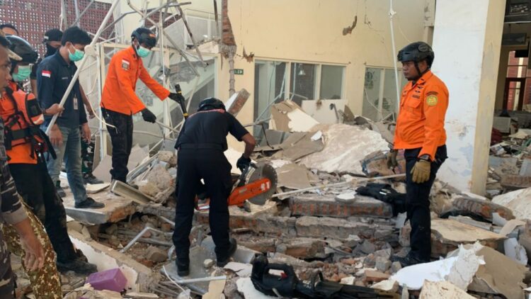 Endonezya'da 7.7 büyüklüğünde deprem: 20 ölü
