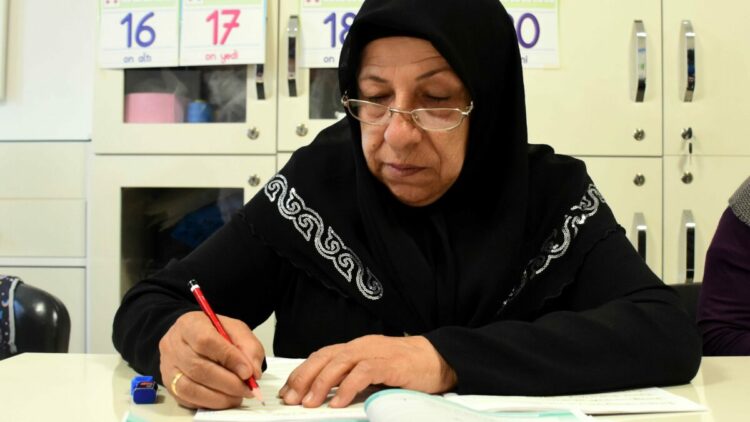 Otobüs durağında sorduğu soruya aldığı cevapla 56 yaşında okul sıralarına döndü