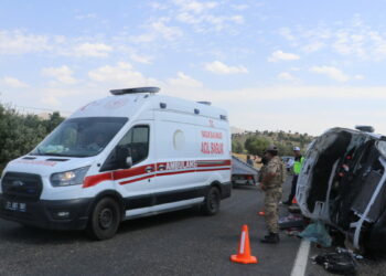 Diyarbakır’da minibüs devrildi: 3 ölü, 11 yaralı