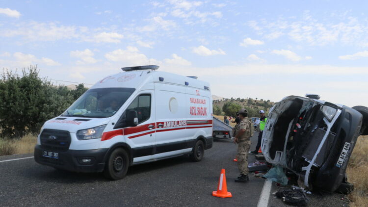 Diyarbakır’da minibüs devrildi: 3 ölü, 11 yaralı