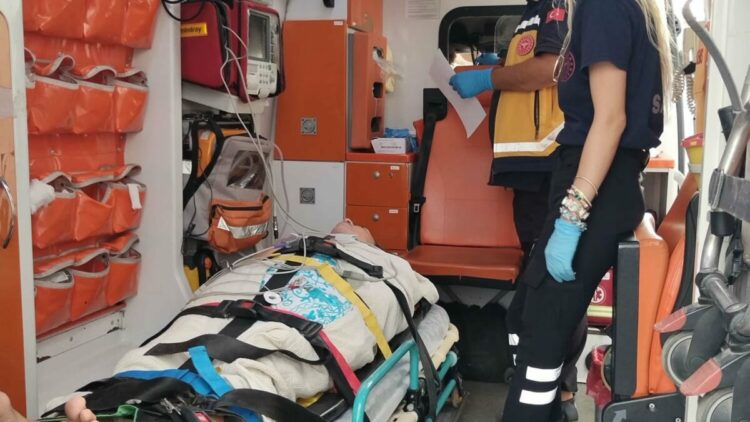 Teknede yaralanan Amerikalı turist, deniz ambulansı ile hastaneye kaldırıldı