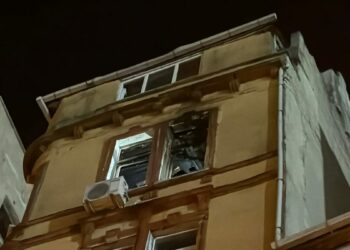 Beyoğlu'nda maç sonrası atılan havai fişek dairede yangına neden oldu