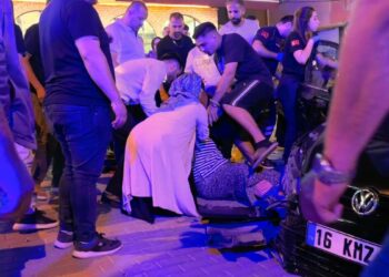 Park halindeki 2 araca çarpan otomobilin sürücüsü yaralandı; kaza anı kamerada