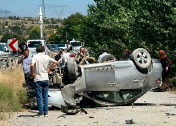 Kastamonu’da bariyerlere çarpan otomobil takla attı: 6 yaralı