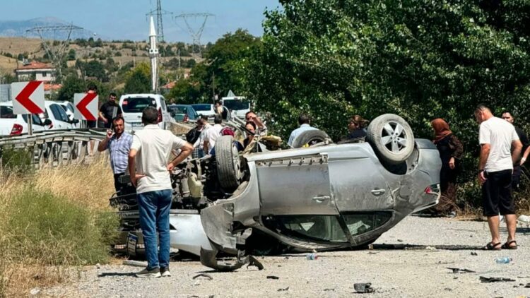 Kastamonu’da bariyerlere çarpan otomobil takla attı: 6 yaralı