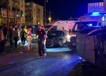 Bursa'da kavşakta 3 otomobil çarpıştı: 1'i ağır, 5 yaralı