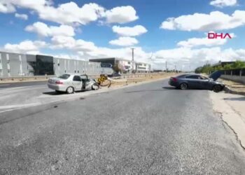 İki otomobil kafa kafaya çarpıştı; 2 yaralı