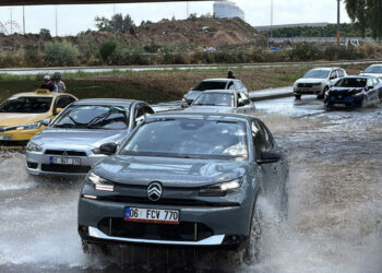 Adana'da sağanak ve rüzgar etkili oldu, yollar göle döndü