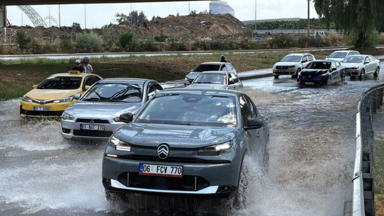 Adana'da sağanak ve rüzgar etkili oldu, yollar göle döndü
