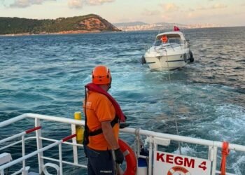Marmara Denizi'nde Kınalıada açıklarında arızalanan tekne kurtarıldı