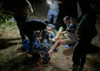 Ormana götürdükleri genci, silahla bacağından yaralayıp kaçtılar