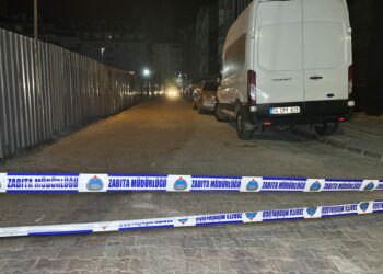 Sultangazi’de inşaatta toprak kayması meydana geldi; sokak kapatıldı