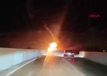 Hatay’da seyir halindeyken alev alan TIR yandı