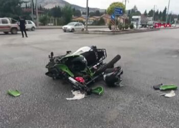 Otomobille çarpışan motosikletin sürücüsü ağır yaralandı