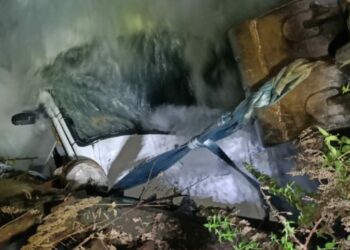 Sulama kanalına devrilen kamyonetin sürücüsü kayboldu, kuzeni yaralı kurtarıldı