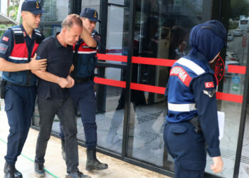 Alanya'da eşini ve kayınvalidesini bıçaklayan şüpheli adliyede
