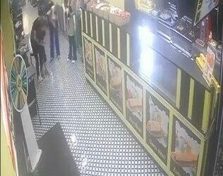 Eyüpsultan'da nefes borusuna yiyecek kaçan çocuğu, Heimlich manevrasıyla kurtardı