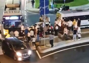 Kağıthane’de otomobille İETT otobüsü çarpıştı: Araçta sıkışan bekçi kurtarıldı