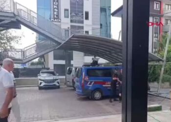 Alanya'da eşini ve kayınvalidesini bıçaklayan şüpheli adliyede