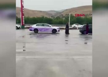 Boya yüklü TIR devrildi, yoldan geçen araçlar mora boyandı