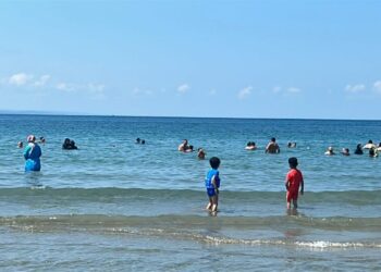 Kandıra'da deniz yasağı kalktı, plajlarda yoğunluk oluştu