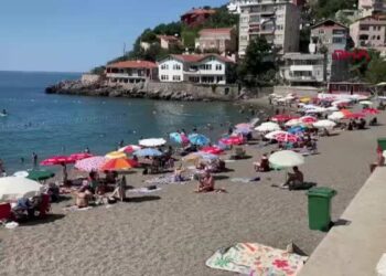 Zonguldak’ta 4 günlük denize girme yasağı sona erdi, plaj doldu