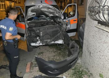 Bayrampaşa’da hasta taşıyan ambulans ile otomobil çarpıştı: 3 yaralı