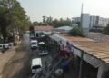 Patrondan çatıda güneş altında çalışan işçilere dronla soğuk içecek servisi
