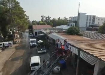Patrondan çatıda güneş altında çalışan işçilere dronla soğuk içecek servisi