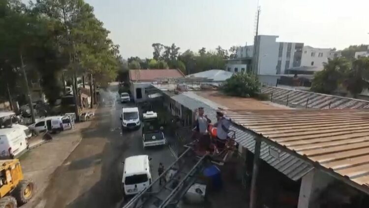 Patrondan çatıda güneş altında çalışan işçilere dronla soğuk içecek servisi