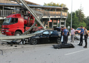 Bariyere çarpıp ikiye bölünen otomobilin sürücüsü öldü