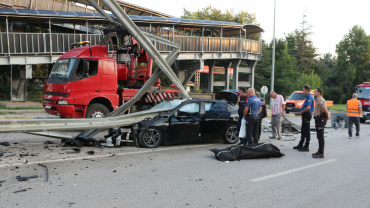Bariyere çarpıp ikiye bölünen otomobilin sürücüsü öldü