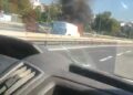 Fatih'te hafif ticari araçta yangın; sahil yolu trafiğe kapandı