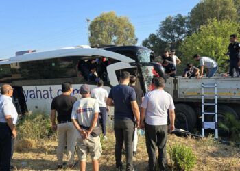 Muğla'da tur otobüsü, TIR'a çarptı: 2 ölü, 8 yaralı