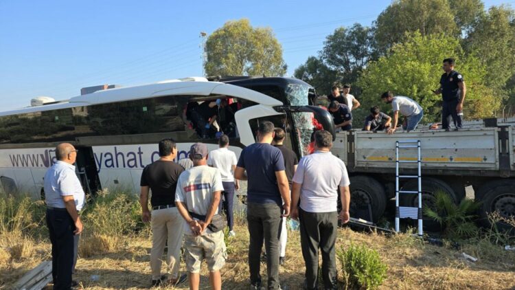 Muğla'da tur otobüsü, TIR'a çarptı: 2 ölü, 8 yaralı