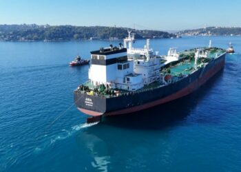 Rusya'da İHA saldırısına uğrayan gemi İstanbul Boğazı'ndan geçiyor -1