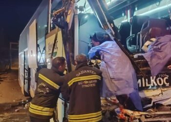 Yolcu otobüsü TIR’a çarptı: 2 ölü, 17 yaralı