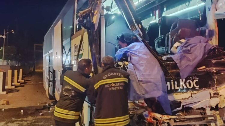 Yolcu otobüsü TIR’a çarptı: 2 ölü, 17 yaralı